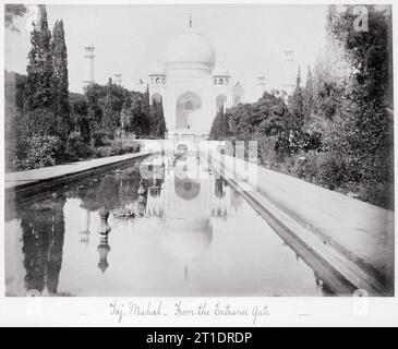 Taj Mahal, de la porte d'entrée, fin des années 1860 Banque D'Images