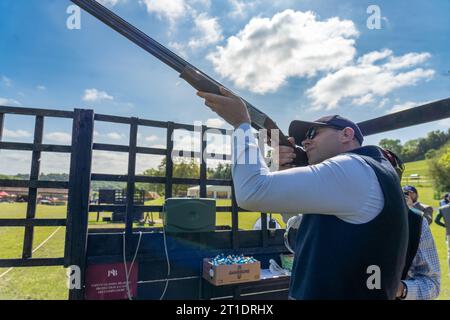 Un homme tirant sur des pigeons d'argile à l'école de tir Royal Berkshire. Date de la photo : mercredi 24 mai 2023. Photo : Richard Gray/Alamy Banque D'Images