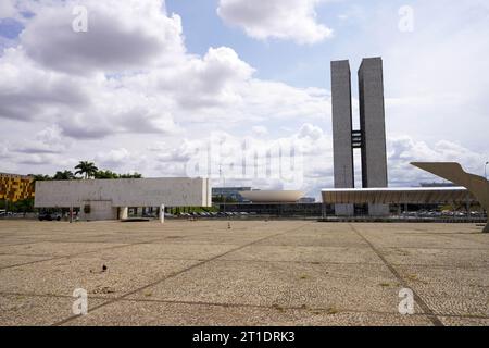 BRASILIA, BRÉSIL - 30 AOÛT 2023 : vue arrière du Congrès national du Brésil depuis la place des trois pouvoirs à Brasilia Banque D'Images