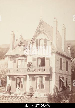 Sans titre (Portrait de famille-personnes avec maison), imprimé vers 1858. Banque D'Images