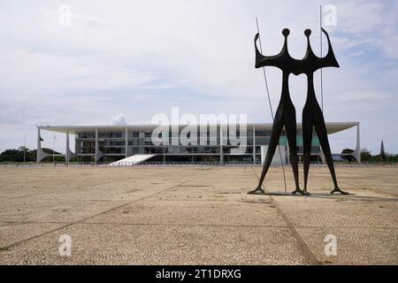BRASILIA, BRÉSIL - 30 AOÛT 2023 : sculpture OS Candangos devant Palacio do Planalto le lieu de travail officiel du président du Brésil au Brésil Banque D'Images