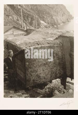 Côte nord-ouest, c.1927. Homme debout à côté du refuge des Indiens de la côte nord-ouest. De l'Indien d'Amérique du Nord par Edward S. Curtis. Banque D'Images