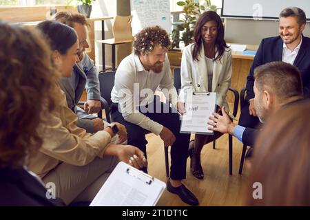 Groupe de gens d'affaires divers discutant du projet de travail sur une réunion dans le bureau. Banque D'Images