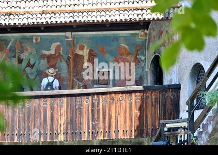 Dans la cour du château de Runkelstein près de Bozen, Tyrol du Sud, Italie Banque D'Images