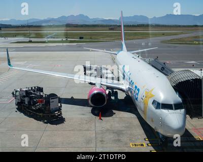 Cape Town, Afrique du Sud - 9 octobre 2023 : FlySafair Boeing 737 - 800 ravitaillement avant son retour à Durban. Banque D'Images