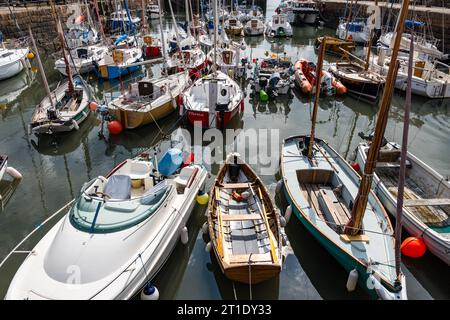 Petits bateaux à rames, à moteur et à voile à North Berwick Harbour, East Lothian, Écosse, Royaume-Uni Banque D'Images