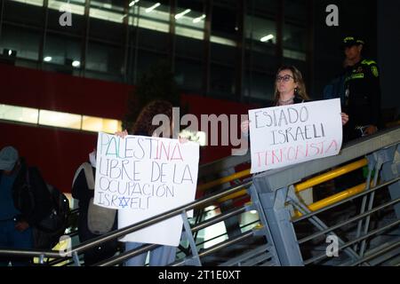 Les partisans de la Palestine se rassemblent devant l'ambassade d'Israël à Bogota, en Colombie, en brandissant des drapeaux et des banderoles palestiniens, le 10 octobre 2023. Banque D'Images