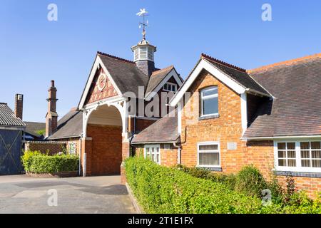 Bletchley Park entrée du Stableyard où les cyphères allemands Enigma ont d'abord été brisés Bletchley Milton Keynes Buckinghamshire Angleterre GB Banque D'Images