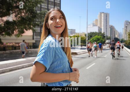 Portrait de belle femme brésilienne sur l'autoroute Minhocao dimanche à Sao Paulo, Brésil Banque D'Images