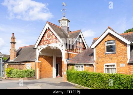 Bletchley Park entrée du Stableyard où les cyphères allemands Enigma ont d'abord été brisés Bletchley Milton Keynes Buckinghamshire Angleterre GB Banque D'Images