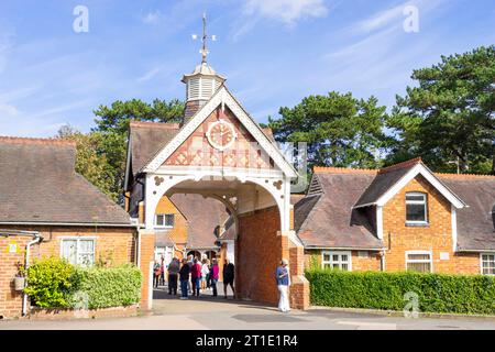 Bletchley Park entrée du Stableyard où les cyphères allemands Enigma ont d'abord été brisés Bletchley Milton Keynes Buckinghamshire Angleterre GB Banque D'Images