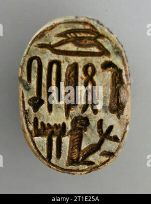 Scarab inscrit avec une Inscription protectrice incluant la Déité des Enfers Maahis (image 2 de 2), de la 18e à la 24e dynastie (1569-711 av. J.-C.). Banque D'Images