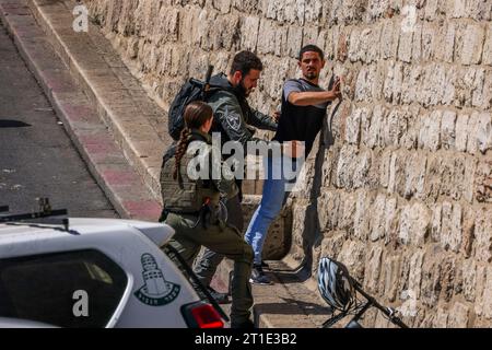 Jérusalem, Israël. 13 octobre 2023. La police fouille un suspect dans la vieille ville de Jérusalem où les combats entre les troupes israéliennes et le groupe militant palestinien Hamas se poursuivent. Crédit : Oren Ziv/dpa/Alamy Live News Banque D'Images