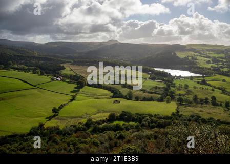 Forêt de Macclesfield et Shutlingsloe vus du parc de campagne de Teggs Nose près de Macclesfield, Cheshire, Angleterre. Banque D'Images