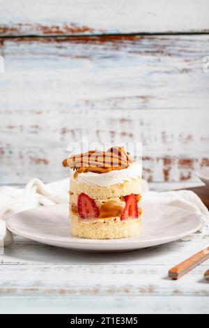 Gâteau aux fraises et caramel. Gâteau frais avec caramel et fraises sur une assiette Banque D'Images