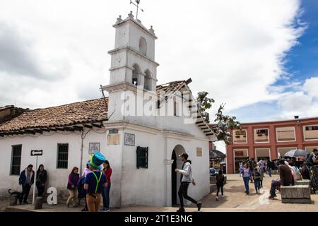 Bogota, Colombie - 2 juillet 2023. Touristes à l'Ermitage de San Miguel del principe dans le célèbre Chorro de Quevedo, l'endroit où Gonzalo Jim Banque D'Images