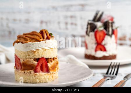 Types de gâteaux. Gâteaux frais avec des fraises sur une assiette. Gros plan Banque D'Images