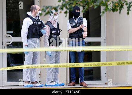 Arras, France. 13 octobre 2023. Arras, France. 13 octobre 2023. Des policiers français du service médico-légal se tiennent devant le lycée Gambetta à Arras, dans le nord-est de la France, le 13 octobre 2023, après qu'un enseignant ait été tué et deux autres personnes grièvement blessées dans une attaque au couteau, ont déclaré la police et des responsables régionaux. L'auteur a été arrêté par la police, a écrit le ministre de l'intérieur Gerald Darmanin sur X, anciennement Twitter. Photo de Ludovic MARIN/POOL/ABACAPRESS.COM crédit : Abaca Press/Alamy Live News crédit : Abaca Press/Alamy Live News Banque D'Images