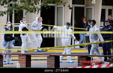 Arras, France. 13 octobre 2023. Arras, France. 13 octobre 2023. Des policiers français du service médico-légal se tiennent devant le lycée Gambetta à Arras, dans le nord-est de la France, le 13 octobre 2023, après qu'un enseignant ait été tué et deux autres personnes grièvement blessées dans une attaque au couteau, ont déclaré la police et des responsables régionaux. L'auteur a été arrêté par la police, a écrit le ministre de l'intérieur Gerald Darmanin sur X, anciennement Twitter. Photo de Ludovic MARIN/POOL/ABACAPRESS.COM crédit : Abaca Press/Alamy Live News crédit : Abaca Press/Alamy Live News Banque D'Images