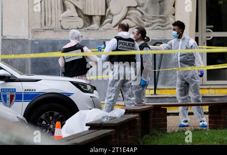 Arras, France. 13 octobre 2023. Arras, France. 13 octobre 2023. Des policiers français du service médico-légal se tiennent devant le lycée Gambetta à Arras, dans le nord-est de la France, le 13 octobre 2023, après qu'un enseignant ait été tué et deux autres personnes grièvement blessées dans une attaque au couteau, ont déclaré la police et des responsables régionaux. L'auteur a été arrêté par la police, a écrit le ministre de l'intérieur Gerald Darmanin sur X, anciennement Twitter. Photo de Ludovic MARIN/POOL/ABACAPRESS.COM crédit : Abaca Press/Alamy Live News crédit : Abaca Press/Alamy Live News Banque D'Images