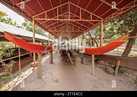 Kampong Chhnang, Cambodge. 13 octobre 2023 : certains petits bateaux de course ne sont pas encore retournés sur la rivière pour les courses du Festival de l'eau (26-28) et la régate de la rivière Pursat (4-6). Les équipages de bateaux ont été exhortés par les autorités à s'entraîner dur alors que cette célébration traditionnelle khmère revient à Phnom Penh après avoir été annulée pendant 3 années consécutives. L'événement honore l'occasion de la rivière Tonle SAP inversant son cours, un événement unique qui attire des millions de personnes, des habitants et des touristes. Aujourd'hui, les Cambodgiens commencent un jour férié de 3 jours pour la fête des ancêtres de Pchum Ben. Crédit : Kevin Izorce/Alamy Live News Banque D'Images