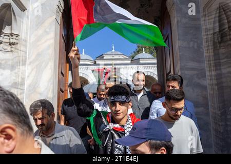 13 OCTOBRE 2023 : ISTANBUL, TURQUIE, 13 OCTOBRE 2023 : après la prière de midi à la mosquée Beyazit à Istanbul, divers musulmans immigrés se sont rassemblés sur la place Beyazit sous l'égide de la Human Rights and Freedoms Humanitarian relief Foundation (IHH) pour protester contre les conflits entre Israël et la Palestine, sous la bannière « départ pour la Palestine » (crédit image : © Tolga Ildun/ZUMA Press Wire) À USAGE ÉDITORIAL UNIQUEMENT ! Non destiné à UN USAGE commercial ! Banque D'Images