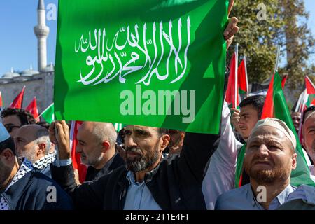 13 OCTOBRE 2023 : ISTANBUL, TURQUIE, 13 OCTOBRE 2023 : après la prière de midi à la mosquée Beyazit à Istanbul, divers musulmans immigrés se sont rassemblés sur la place Beyazit sous l'égide de la Human Rights and Freedoms Humanitarian relief Foundation (IHH) pour protester contre les conflits entre Israël et la Palestine, sous la bannière « départ pour la Palestine » (crédit image : © Tolga Ildun/ZUMA Press Wire) À USAGE ÉDITORIAL UNIQUEMENT ! Non destiné à UN USAGE commercial ! Banque D'Images