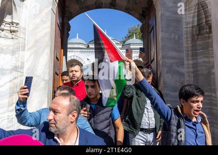 13 OCTOBRE 2023 : ISTANBUL, TURQUIE, 13 OCTOBRE 2023 : après la prière de midi à la mosquée Beyazit à Istanbul, divers musulmans immigrés se sont rassemblés sur la place Beyazit sous l'égide de la Human Rights and Freedoms Humanitarian relief Foundation (IHH) pour protester contre les conflits entre Israël et la Palestine, sous la bannière « départ pour la Palestine » (crédit image : © Tolga Ildun/ZUMA Press Wire) À USAGE ÉDITORIAL UNIQUEMENT ! Non destiné à UN USAGE commercial ! Banque D'Images