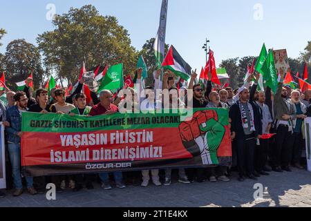 13 OCTOBRE 2023 : ISTANBUL, TURQUIE, 13 OCTOBRE 2023 : après la prière de midi à la mosquée Beyazit à Istanbul, divers musulmans immigrés se sont rassemblés sur la place Beyazit sous l'égide de la Human Rights and Freedoms Humanitarian relief Foundation (IHH) pour protester contre les conflits entre Israël et la Palestine, sous la bannière « départ pour la Palestine » (crédit image : © Tolga Ildun/ZUMA Press Wire) À USAGE ÉDITORIAL UNIQUEMENT ! Non destiné à UN USAGE commercial ! Banque D'Images