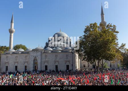 13 OCTOBRE 2023 : ISTANBUL, TURQUIE, 13 OCTOBRE 2023 : après la prière de midi à la mosquée Beyazit à Istanbul, divers musulmans immigrés se sont rassemblés sur la place Beyazit sous l'égide de la Human Rights and Freedoms Humanitarian relief Foundation (IHH) pour protester contre les conflits entre Israël et la Palestine, sous la bannière « départ pour la Palestine » (crédit image : © Tolga Ildun/ZUMA Press Wire) À USAGE ÉDITORIAL UNIQUEMENT ! Non destiné à UN USAGE commercial ! Banque D'Images