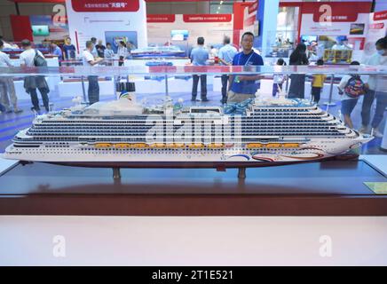 (231013) -- FUZHOU, 13 octobre 2023 (Xinhua) -- cette photo prise le 13 octobre 2023 montre une maquette de la "ville magique d'Adora", le premier grand navire de croisière de construction nationale de Chine, lors d'une exposition lors de la Conférence mondiale sur les équipements marins 2023 à Fuzhou, dans la province du Fujian, dans le sud-est de la Chine. La Conférence mondiale sur les équipements marins 2023 a débuté jeudi à Fuzhou, dans la province du Fujian de l'est de la Chine, visant à mettre en commun la sagesse dans des domaines tels que l'innovation technologique, la fabrication d'équipements et la coopération industrielle. L'événement de quatre jours, organisé conjointement par le gouvernement provincial du Fujian, le ministère Banque D'Images