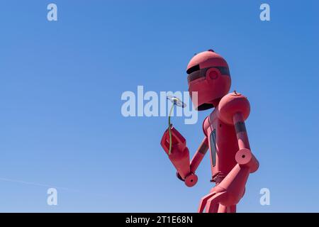 Statue géante d'un robot tenant une fleur de métal à l'entrée de Meow Wolf à Santa Fe, Nouveau Mexique. Banque D'Images