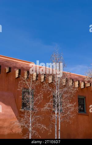 Grande église en adobe à Santa Fe, Nouveau-Mexique. Banque D'Images