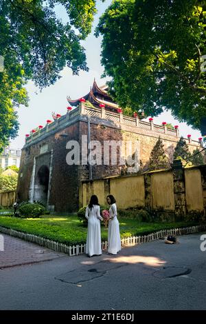 Femmes à ao dai à Cua bac (citadelle de Hanoi) sur la rue Phan Dinh Phung, Hanoi, Vietnam Banque D'Images