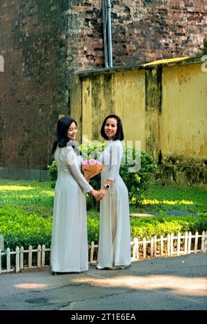 Femmes à ao dai à Cua bac (citadelle de Hanoi) sur la rue Phan Dinh Phung, Hanoi, Vietnam Banque D'Images