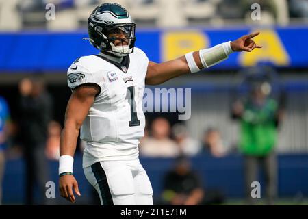 Le quarterback des Eagles de Philadelphie Jalen Hurts (1) change le jeu sur la ligne de scrimmage lors d'un match de la NFL, Philadelphia Eagles vs Los Angeles Rams Banque D'Images