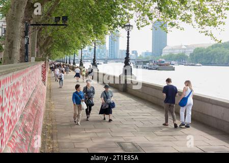 Les gens marchent sur le chemin Albert Embankment, Londres, Angleterre Banque D'Images
