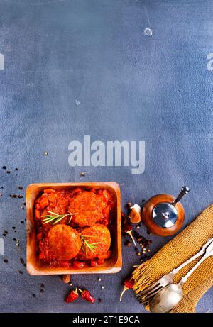 Petites boulettes de viande avec sauce tomate et basilic close-up Vue de dessus. Banque D'Images