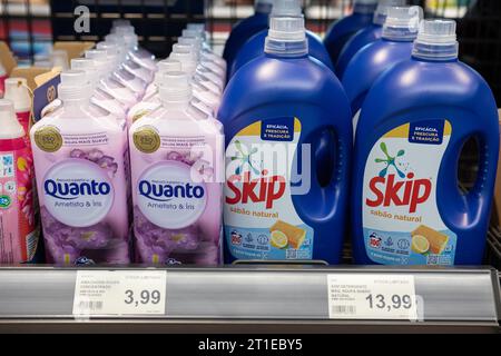 Fafe, Portugal - 10 octobre 2023 : supermarché Aldi - marques Quanto et Skip dans la section des produits pour lave-linge Banque D'Images