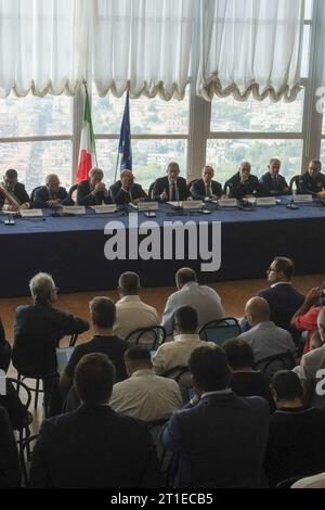 Pozzuoli, Italie. 13 octobre 2023. Rencontre technico-opérationnelle avec les maires et les institutions sur le phénomène du bradyséisme dans les champs phlégréens. Crédit : Live Media Publishing Group/Alamy Live News Banque D'Images