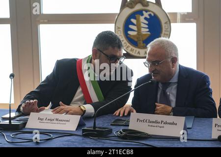 Pozzuoli, Italie. 13 octobre 2023. Le préfet de Naples Claudio Palomba et le maire de Pozzuloli Luigi Manzoni lors de la réunion technico-opérationnelle avec les maires et les institutions sur le phénomène du bradyséisme dans les champs phlégréens. Crédit : Live Media Publishing Group/Alamy Live News Banque D'Images