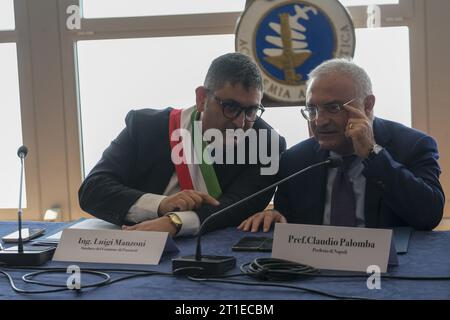 Pozzuoli, Italie. 13 octobre 2023. Le préfet de Naples Claudio Palomba et le maire de Pozzuloli Luigi Manzoni lors de la réunion technico-opérationnelle avec les maires et les institutions sur le phénomène du bradyséisme dans les champs phlégréens. Crédit : Live Media Publishing Group/Alamy Live News Banque D'Images