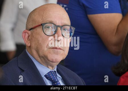 Pozzuoli, Italie. 13 octobre 2023. Le directeur de l'institut national de géo-volcanologie à Naples Mauro Antonio Di Vito lors de la réunion technique-opérationnelle avec les maires et les institutions sur le phénomène de bradyséisme dans les champs phlégréens. Crédit : Live Media Publishing Group/Alamy Live News Banque D'Images