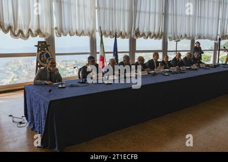 Pozzuoli, Italie. 13 octobre 2023. Rencontre technico-opérationnelle avec les maires et les institutions sur le phénomène du bradyséisme dans les champs phlégréens. Crédit : Live Media Publishing Group/Alamy Live News Banque D'Images