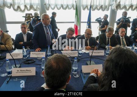 Pozzuoli, Italie. 13 octobre 2023. Rencontre technico-opérationnelle avec les maires et les institutions sur le phénomène du bradyséisme dans les champs phlégréens. Crédit : Live Media Publishing Group/Alamy Live News Banque D'Images