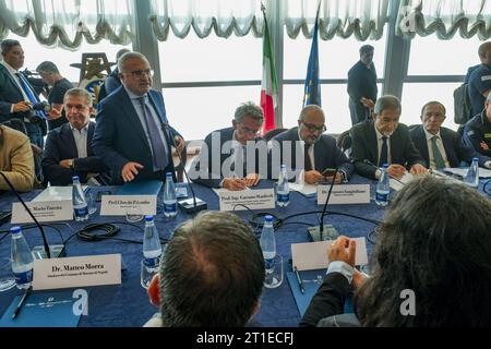 Pozzuoli, Italie. 13 octobre 2023. Rencontre technico-opérationnelle avec les maires et les institutions sur le phénomène du bradyséisme dans les champs phlégréens. Crédit : Live Media Publishing Group/Alamy Live News Banque D'Images