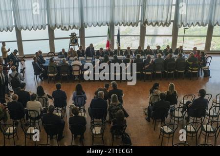 Pozzuoli, Italie. 13 octobre 2023. Rencontre technico-opérationnelle avec les maires et les institutions sur le phénomène du bradyséisme dans les champs phlégréens. Crédit : Live Media Publishing Group/Alamy Live News Banque D'Images