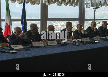 Pozzuoli, Italie. 13 octobre 2023. Rencontre technico-opérationnelle avec les maires et les institutions sur le phénomène du bradyséisme dans les champs phlégréens. Crédit : Live Media Publishing Group/Alamy Live News Banque D'Images