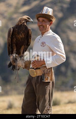 Kirghizistan, Bokonbaev : fauconnerie avec un fauconnier kirghiz, tradition de chasse à l'aigle, aigle royal (aquila chrysaetos) Banque D'Images