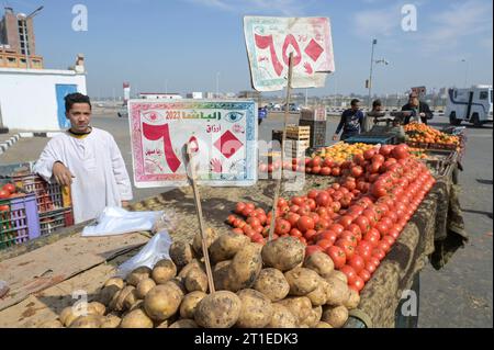 ÉGYPTE, Asyut, centre-ville, inflation, augmentation des prix des légumes / Ägypten, Assiut, Stadtzentrum, inflation, steigende Lebensmittelpreise Banque D'Images